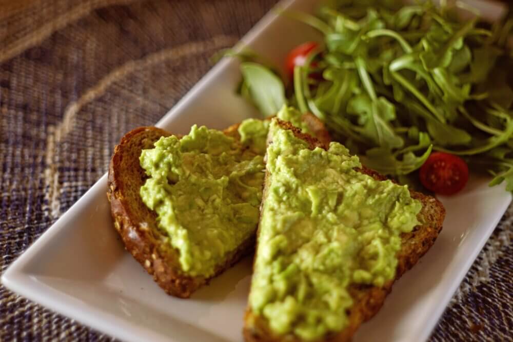 Pan Tostado Con Aguacate Y Garbanzos PETA Latino