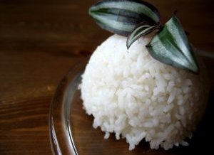 Arroz blanco con frijoles lima y eneldo